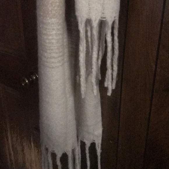 Super soft oversized scarf - Picture 2 of 3